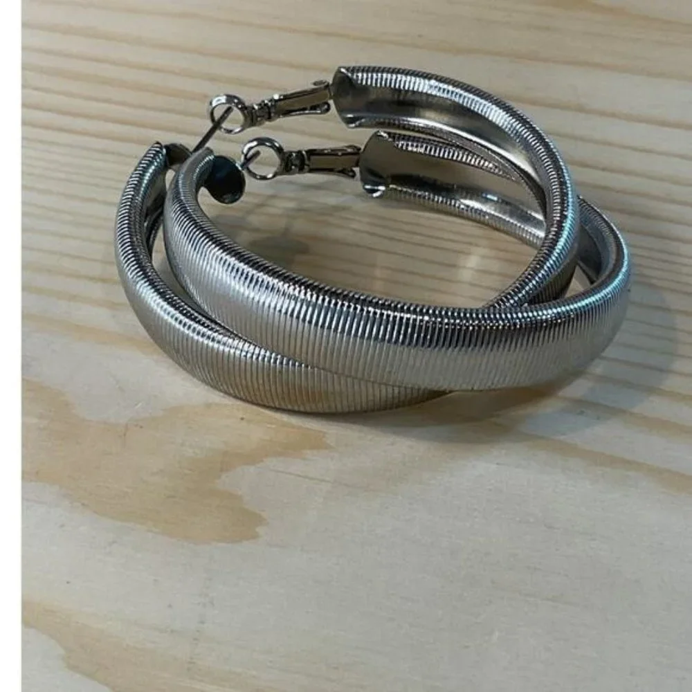 Silver-Tone Metal Hoop Earrings Ribbed Texture Design Simple Versatile Style
